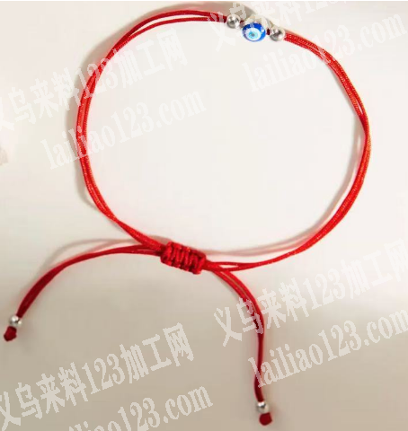 大量手工活。编织的，简单红绳手链编织的手