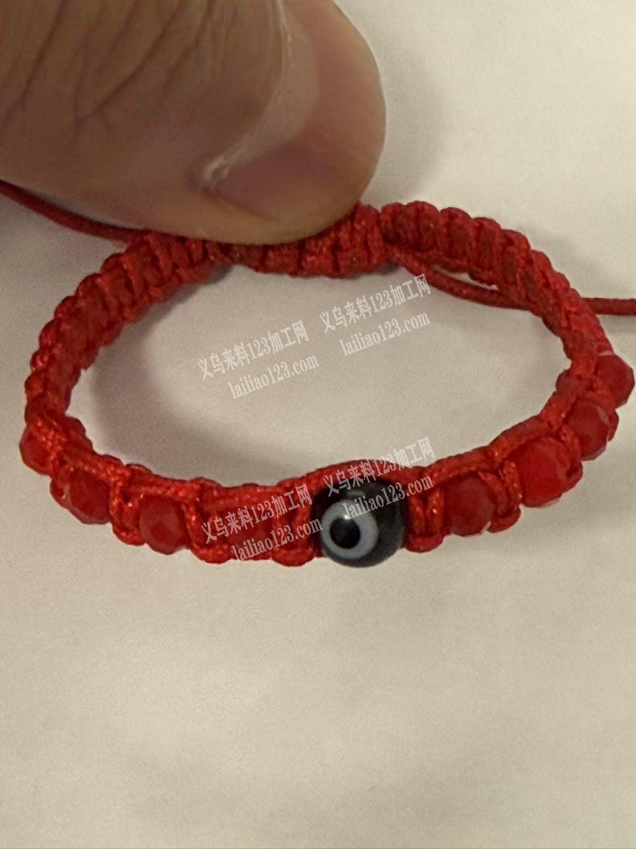公司大量手工编织的手链成品订单。如图。寻