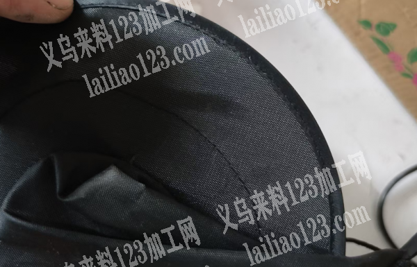 如图，帽子缝纫外发加工，帽子上面包边包铁