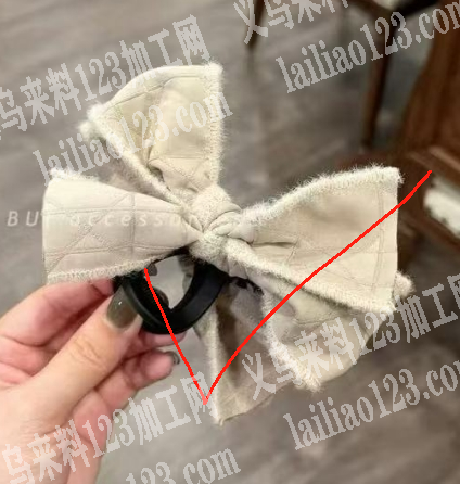 布艺蝴蝶结粘胶粘在抓夹上面的手工活外发加
