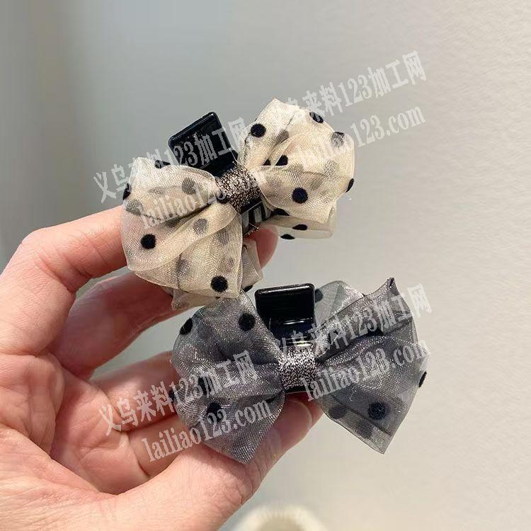 布艺蝴蝶结粘抓夹的手工活外发加工，如图，