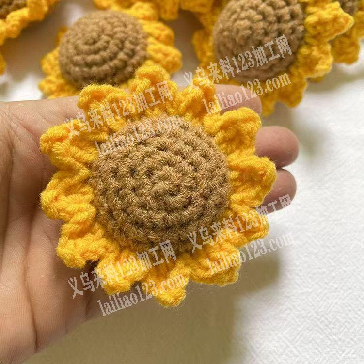 大量手工钩针编织的向日葵花朵订单，。如图