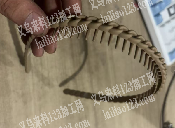 老板委托寻找：发箍定型外发加工，如图，找