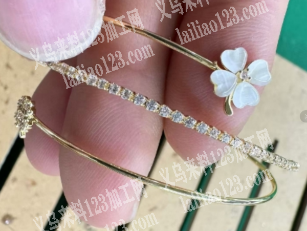 粘胶粘配件的手工活外发加工，如图，饰品上