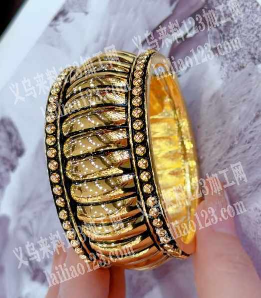 《压铸订单》大量合金手镯订单，如图，找钢