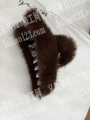 抓夹打胶枪粘毛条的手工活外发，如图，寻找