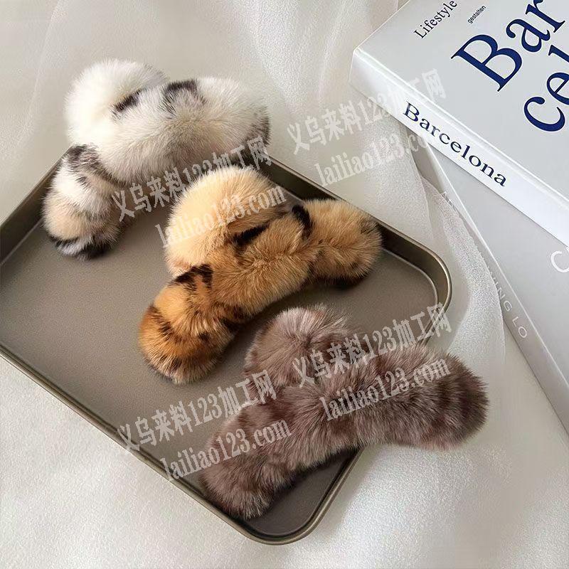 抓夹打胶枪粘毛条的手工活外发，如图，寻找