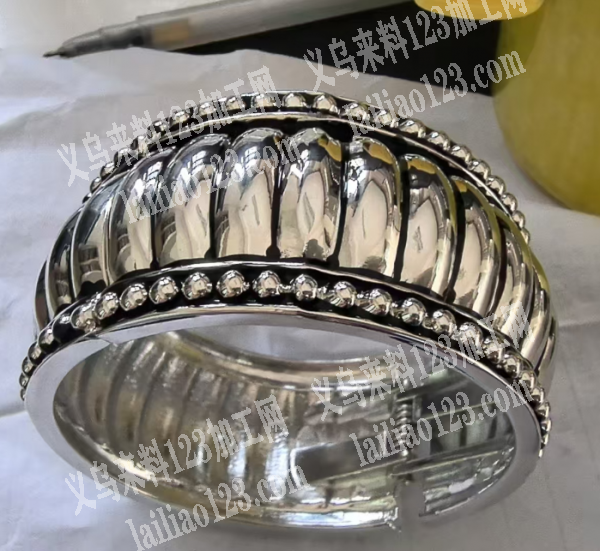 《压铸订单》大量合金手镯订单，如图，找钢