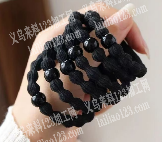 皮筋上面粘珠子的手工活外发，如图，寻找会