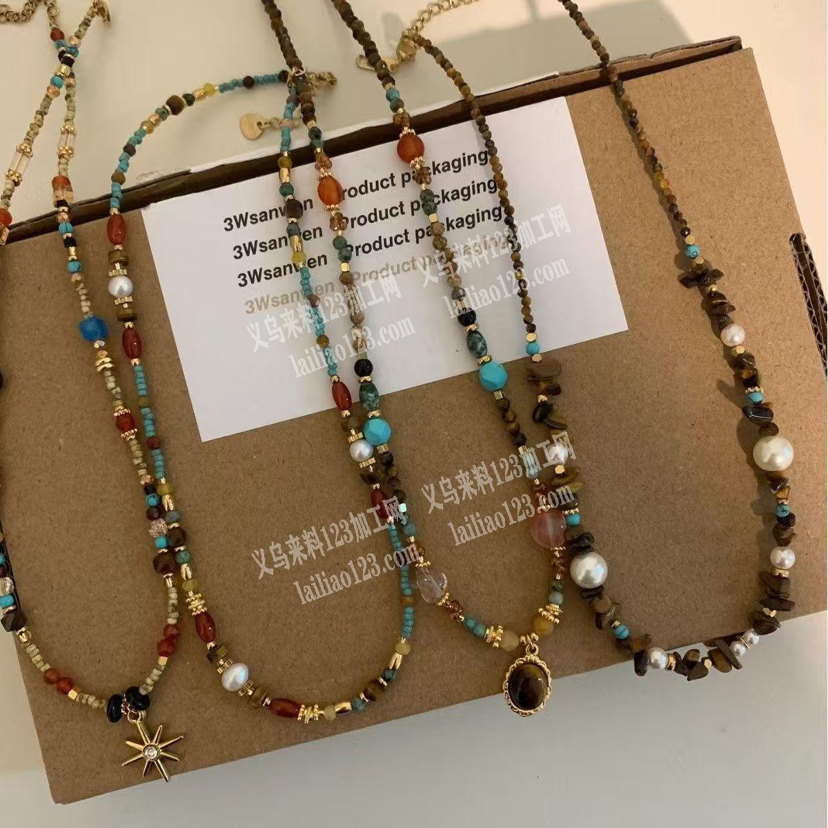 商贸城有手工活。项链。项链穿珠子的手工活