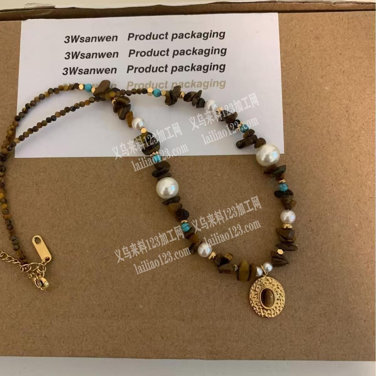 商贸城有手工活。项链。项链穿珠子的手工活