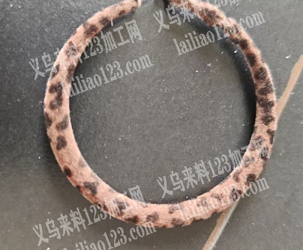 植绒耳环上面印花外发加工，如图，寻找印花