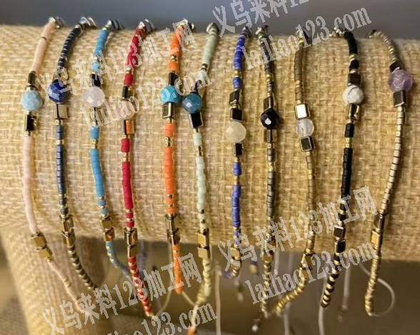 穿米珠编织手链的手工活外发加工《发外地，