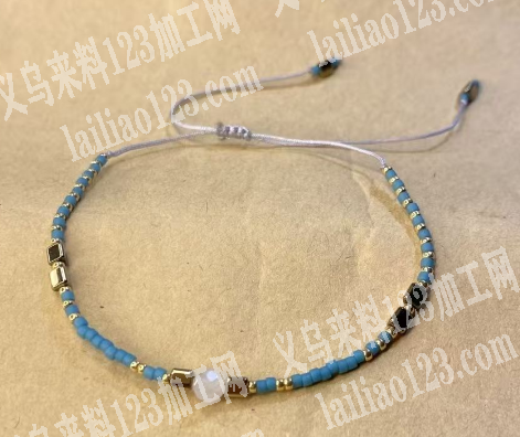 穿米珠编织手链的手工活外发加工《发外地，