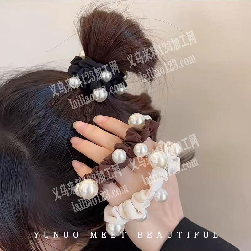 如图钉珠的发圈。，布艺发圈。这个是小肠圈