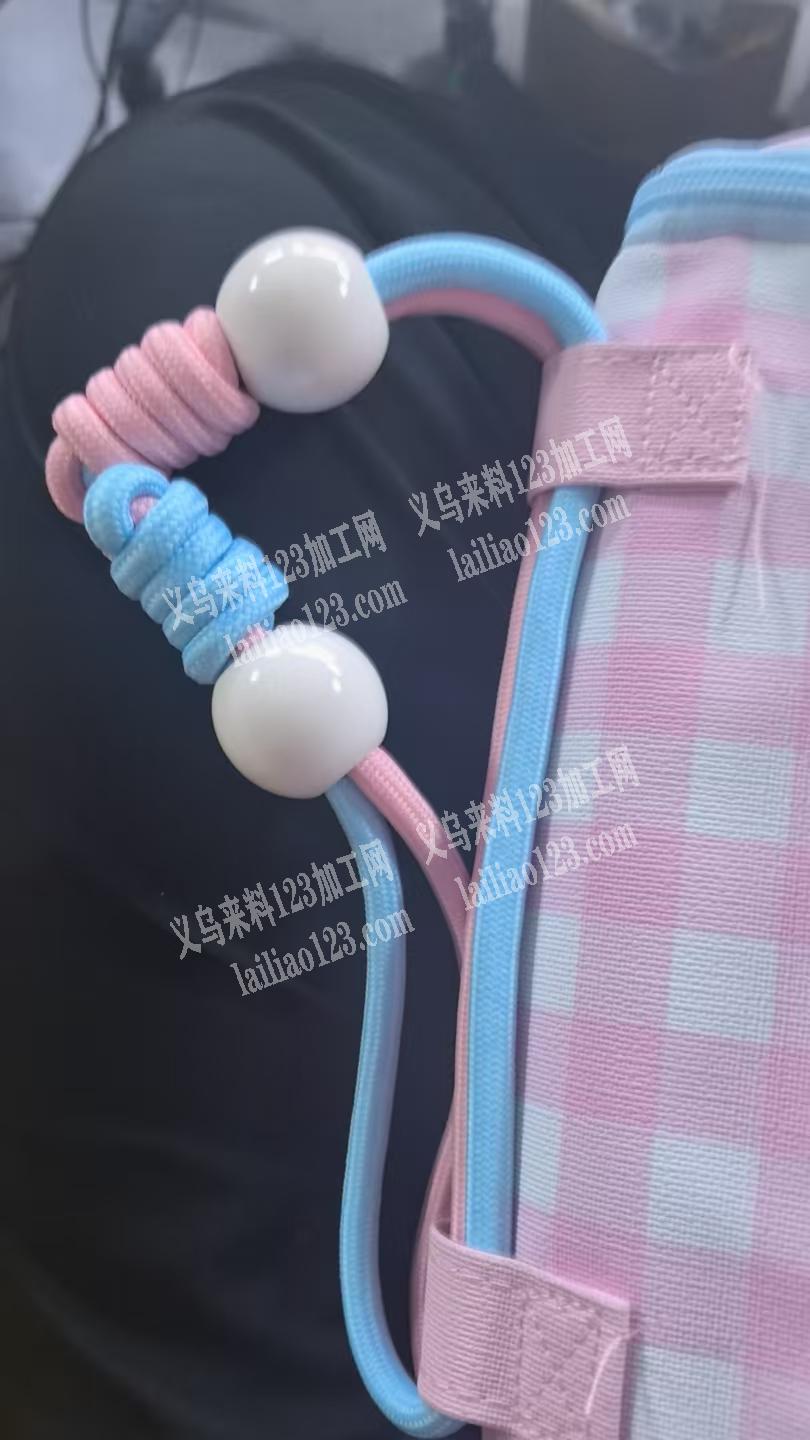 公司手工穿绳+编织好，如图，这个挂绳，有