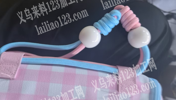 公司手工穿绳+编织好，如图，这个挂绳，有