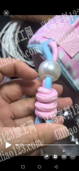公司手工穿绳+编织好，如图，这个挂绳，有