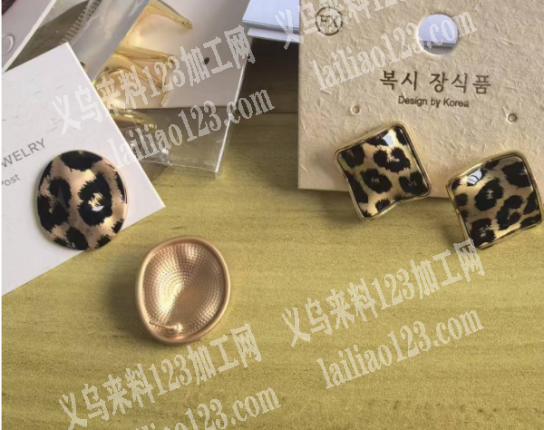 耳钉上面印花。如图。寻找印花的加工厂。，