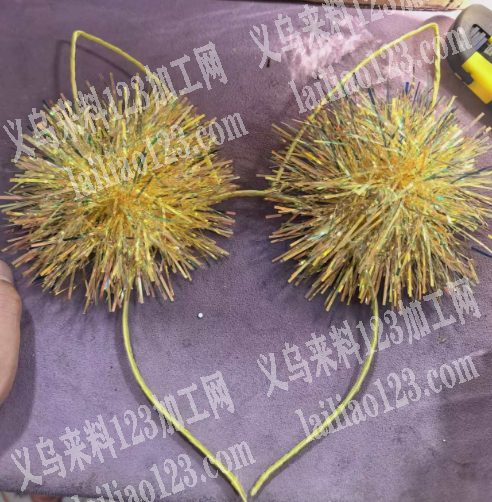 粘胶水的手工活外发加工，如图，头箍粘胶水