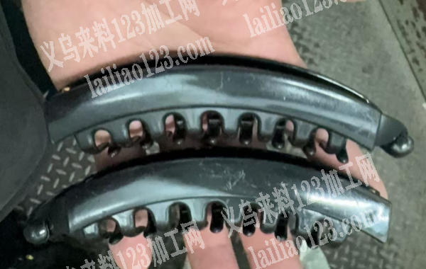 老板委托寻找：塑料香蕉夹，发夹订单，如图