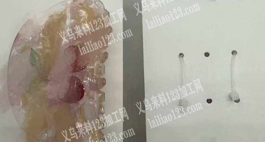 包装上卡，绑扎带的手工活外发。这个抓夹饰品包装的手工活外发加