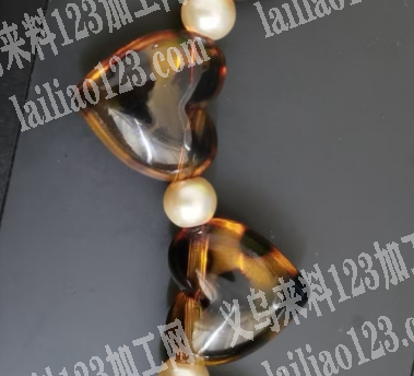 采购如图爱心桃珠子，寻找厂，寻找配件，详