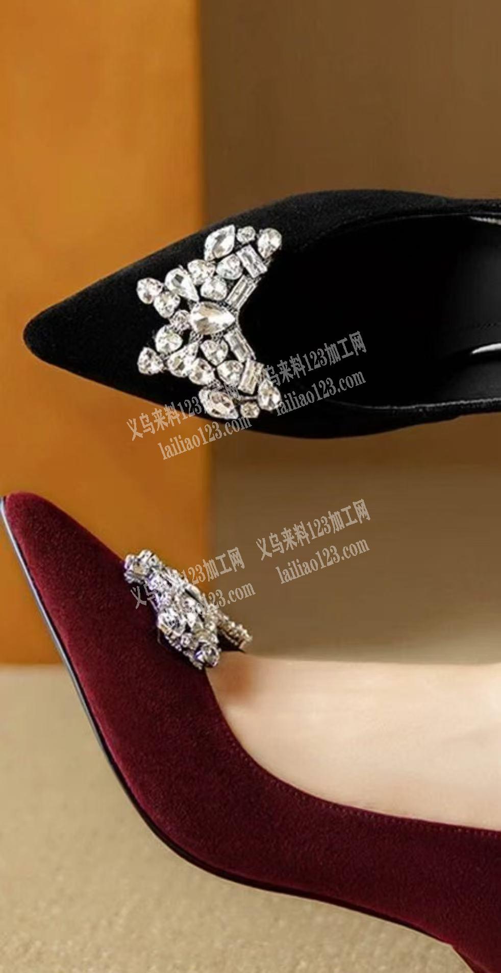 找鞋扣，如图，