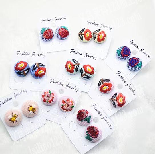 寻找专业做刺绣耳钉的工厂，如图，有能做的