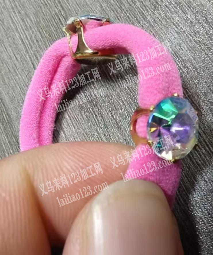 手工活外发，如图，皮筋穿进去+上钻的手工