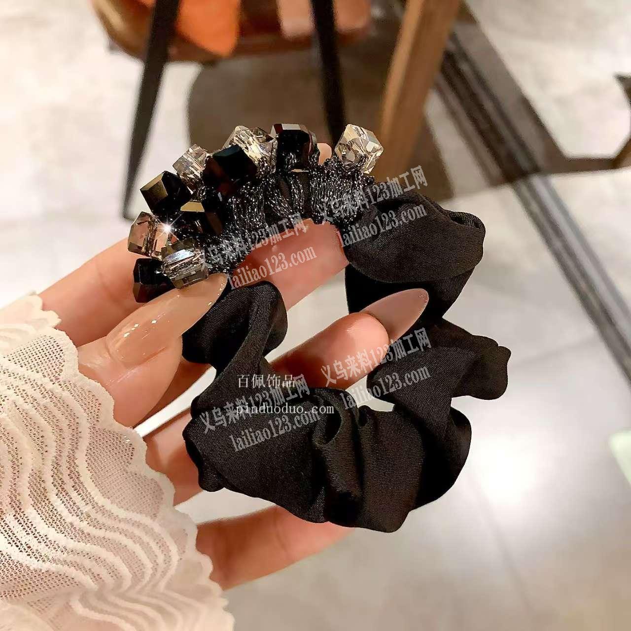 绑发圈的手工活外发加工，如图，穿珠子绑发