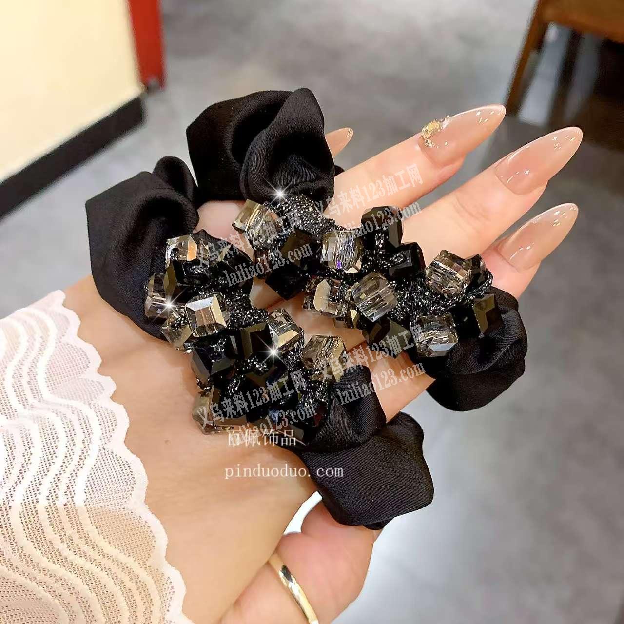 绑发圈的手工活外发加工，如图，穿珠子绑发