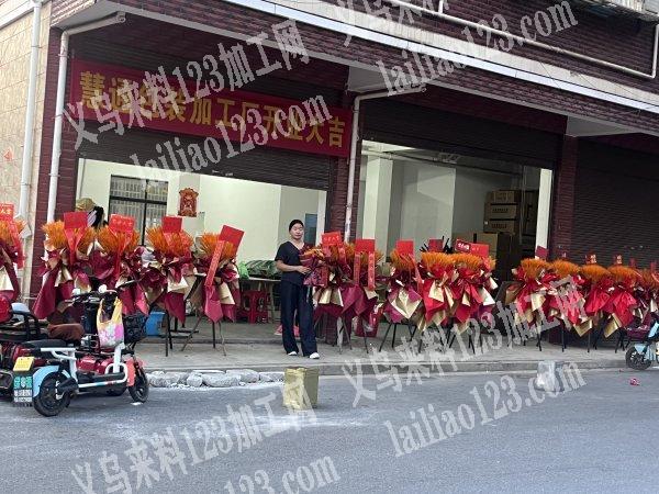 接手工活组装包装，两个场地，三四百平方，稳定工人30多人