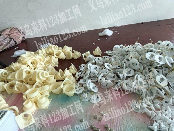 承接各种手工活，比如毛绒玩具翻皮 打胶 缝口，其他塑料玩具组