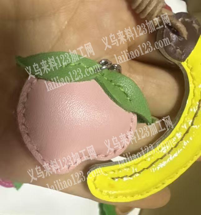 大量皮质挂件订单，如图，寻找这个挂件厂家