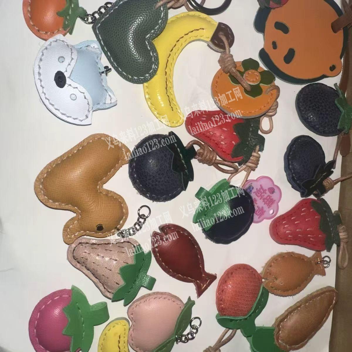 大量皮质挂件订单，如图，寻找这个挂件厂家