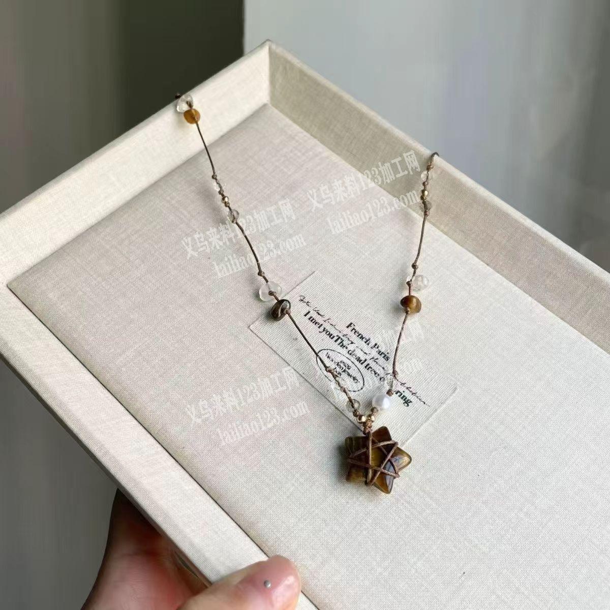 项链穿珠子编织打结绑线的手工活外发，如图