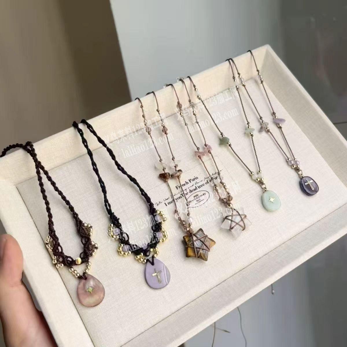 项链穿珠子编织打结绑线的手工活外发，如图