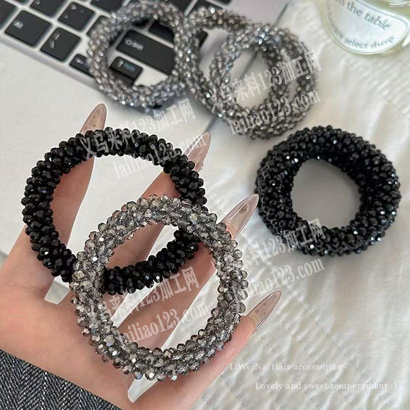 穿珠子钩针编织的发圈手工活，。寻找会做的