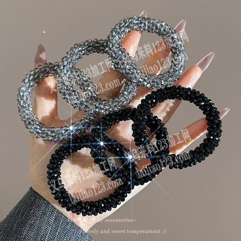 穿珠子钩针编织的发圈手工活，。寻找会做的