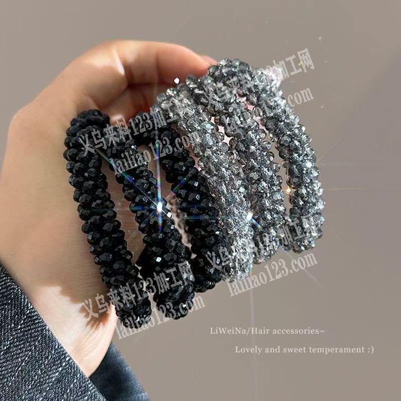 穿珠子钩针编织的发圈手工活，。寻找会做的