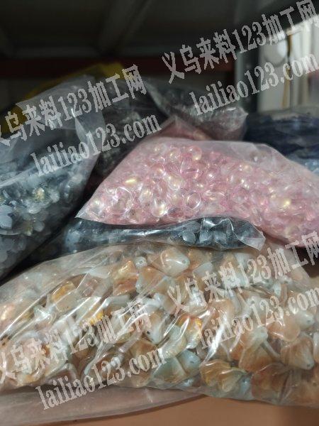 琉璃花瓣原先饰品厂家定做的，现在这些颜色