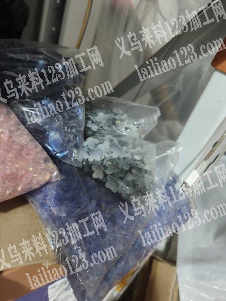 琉璃花瓣原先饰品厂家定做的，现在这些颜色