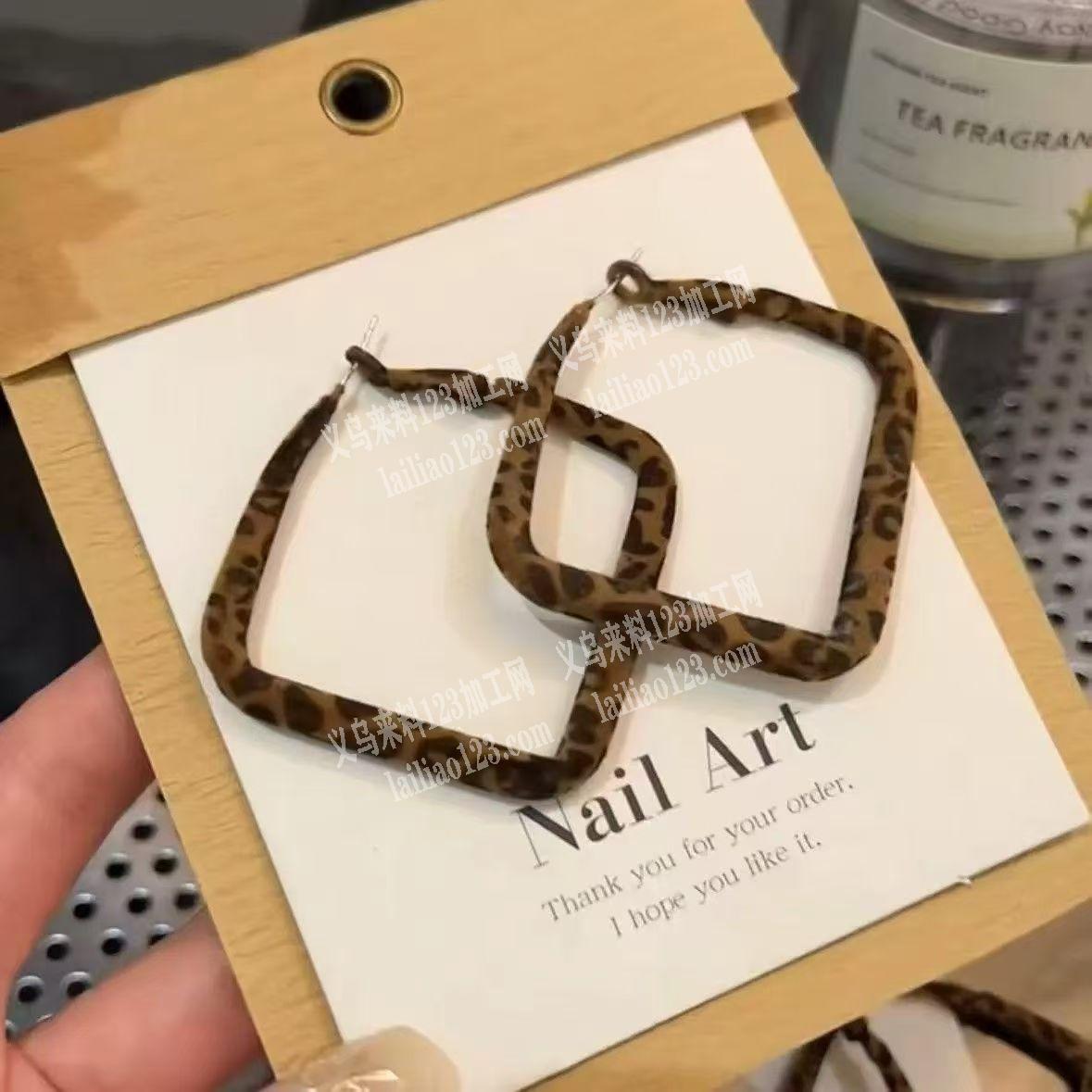 耳环上面印花外发加工，如图色彩。寻找印花