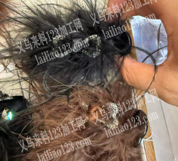 粘鸵鸟毛的手工活，粘在抓夹上面，寻找会做