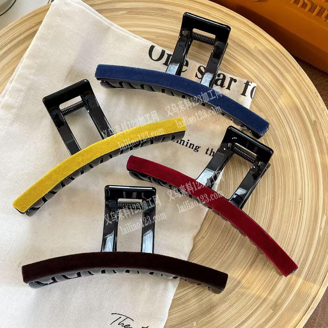 这个抓夹粘胶手工活外发。粘这个配件上去的