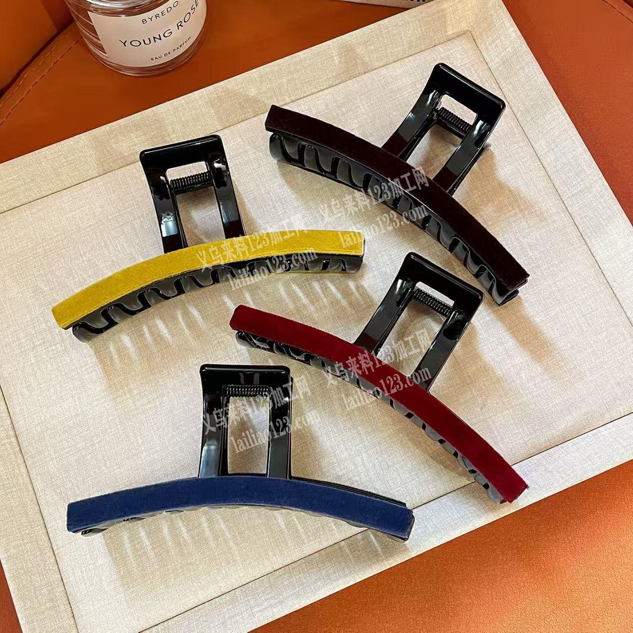 这个抓夹粘胶手工活外发。粘这个配件上去的