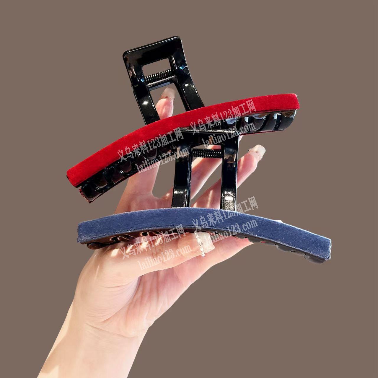 这个抓夹粘胶手工活外发。粘这个配件上去的