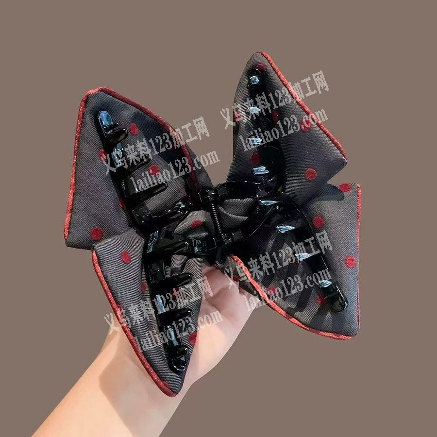 粘布艺抓夹的手工活。如图，粘胶的手工活外