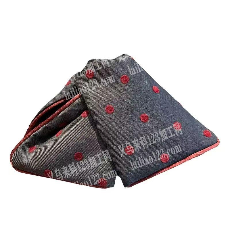 粘布艺抓夹的手工活。如图，粘胶的手工活外